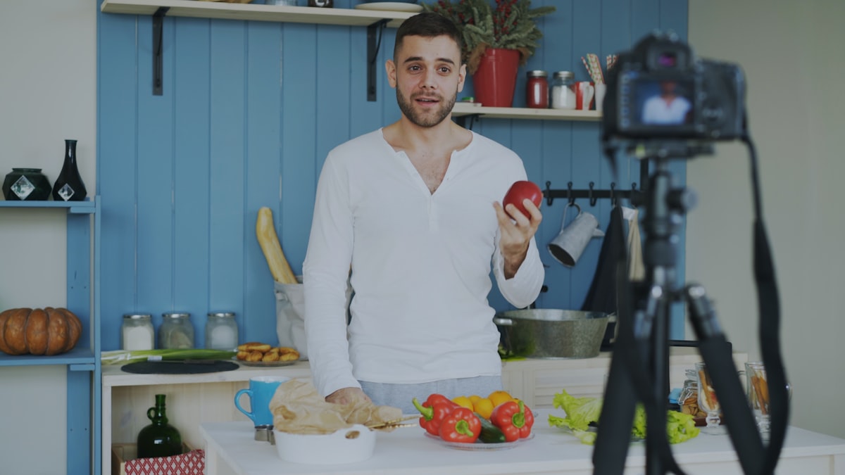 Nutritionist discussing meal planning